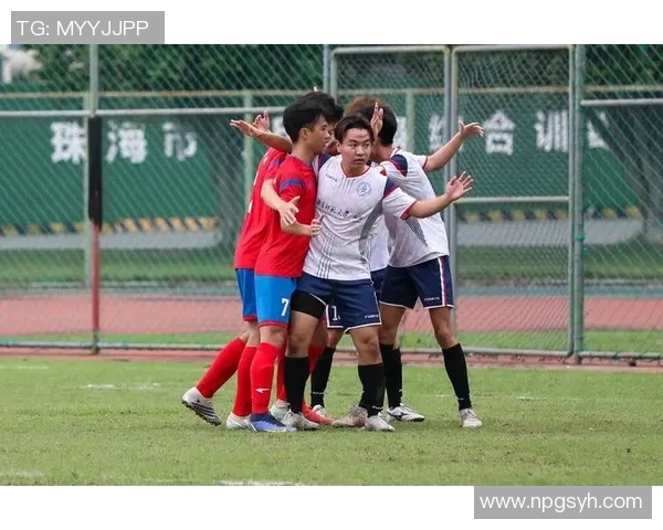 足球球星展现非凡控球与床技融合的惊人身体协调能力